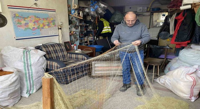 Yıpranan ağları tamir ederek şifa buluyor