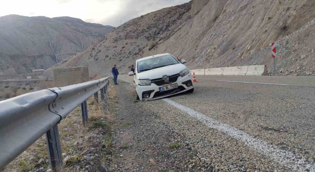 Yola düşen taşlar kazaya neden oldu: Otomobil bariyerlere çarptı