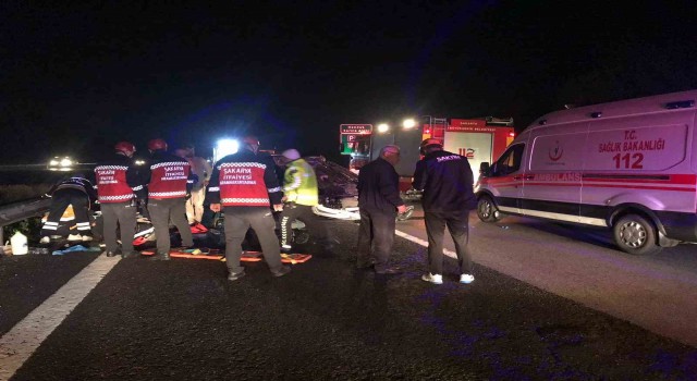 Yolcu otobüsüne çarpan otomobil takla atarak karşı şeride geçti: 1i ağır, 4 yaralı