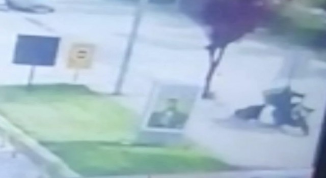 Yolda savrulan aracın bisiklete çarptığı anlar saniye saniye kamerada