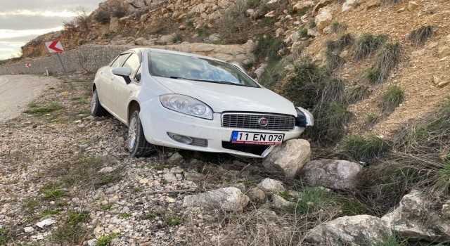 Yoldan çıkan araç, kayalıklara çarparak durabildi: 4 yaralı