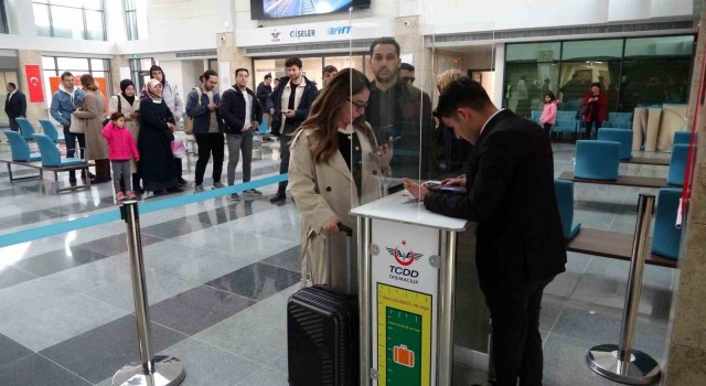 Yozgatta YHTnin ilk ücretsiz yolcuları Ankara ve Sivasa hareket etti