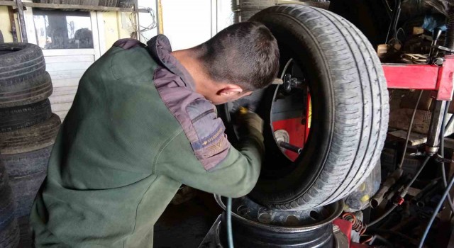 Yüksekovada oto lastikçilerde bahar yoğunluğu