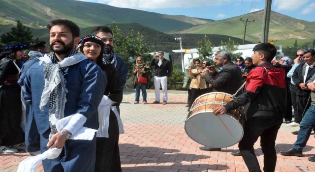 Yüksekovaya gelen İran kafilesine davullu-zurnalı karşılama