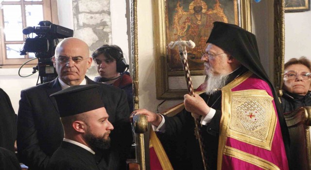 Yunanistan Dışişleri Bakanı Nikos Dendias, Gökçeadada Patrik Bartholomeosun yönettiği ayine katıldı