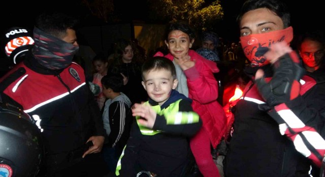 ‘Yunus timleri depremzede çocuklara moral oluyor