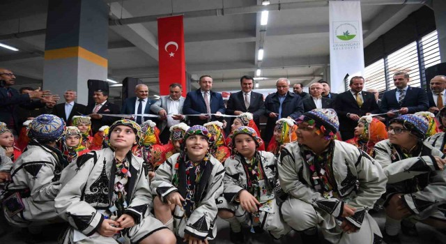 Yunuseline hem otopark hem kapalı pazar alanı