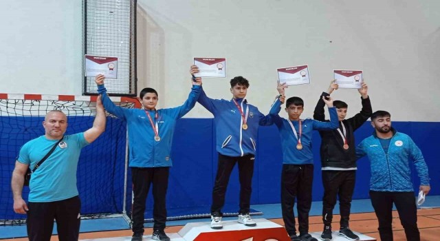 Yunusemreli güreşçiler Antalyada 5 madalya kazandı
