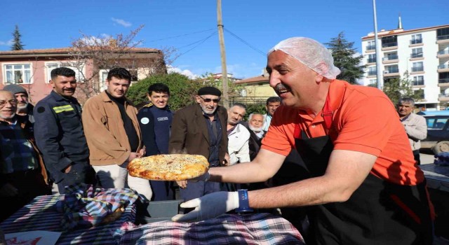 Yüzlerce vatandaşa Ramazan pidesi ücretsiz dağıtıldı