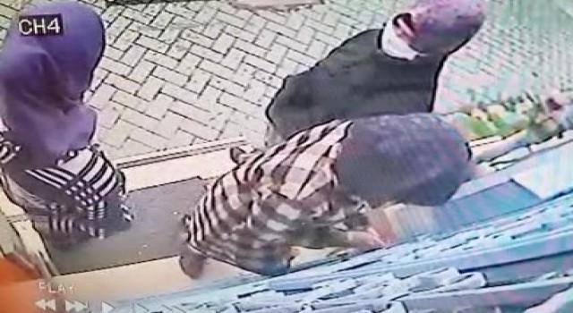 Yüzlerini maskeyle saklayan kadın hırsızlar apartman kapısını kartla açmaya çalıştı