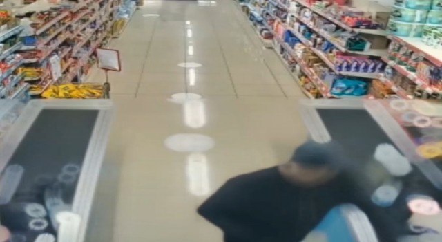 Yüzünde kadın çorabıyla market soyan bıçaklı soyguncu serbest bırakıldı