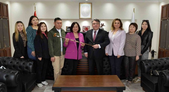 ZBEÜ Rektörü Özölçer, Nurlanova ve Bakytbekovnayı makamında ağırladı