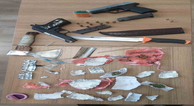 Zehir tacirleri arabada uyurken yakalandı
