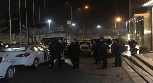 Zeytinburnunda bir şahıs park halindeki araçta ölü bulundu