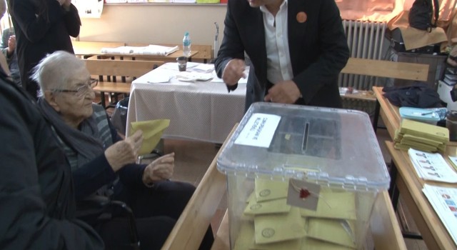 100 yaşında sandık başına gitti