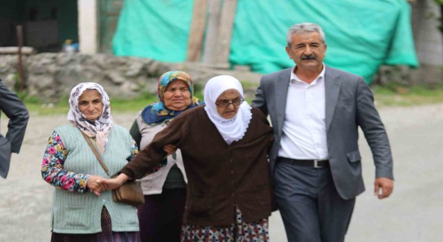 110 yaşındaki Safiye nine 2. tur seçimleri için sandık başına gitti