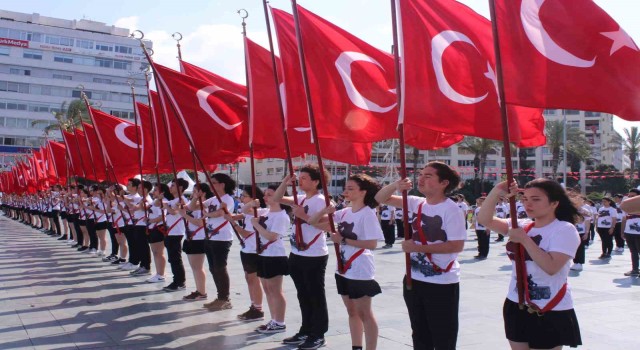 19 Mayıs İzmirde coşkuyla kutlandı