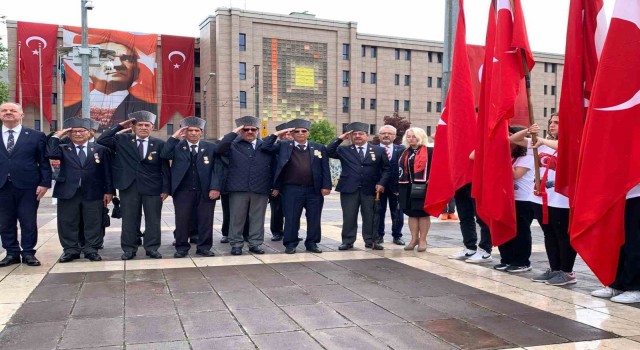 19 Mayıs kutlamaları çelenk sunma merasimiyle başladı