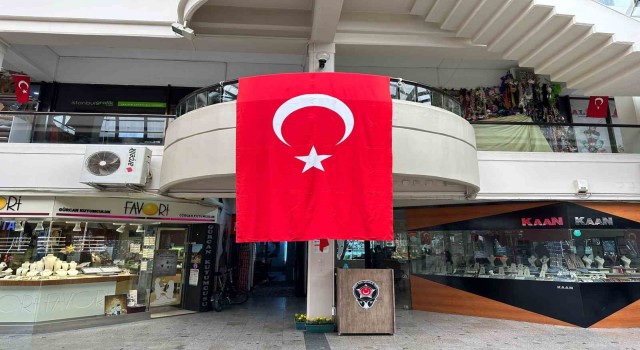 19 Mayısta dükkânlar Türk bayraklarıyla donatıldı