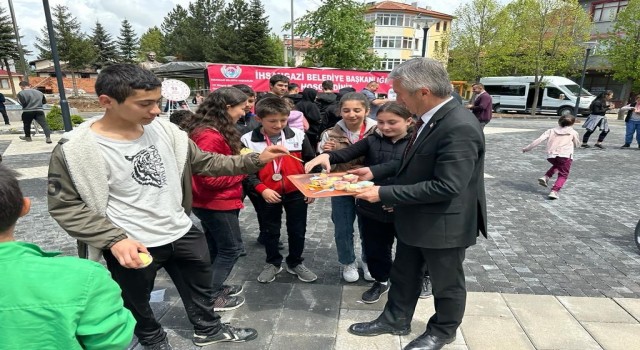 19 Mayısta yüzlerce çocuğa dondurma ikramı