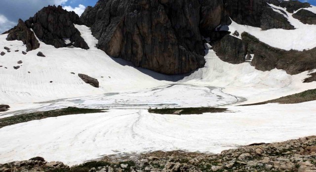 2015 yılında uydu üzerinden keşfedilen Munzurdaki buzul yerinde görüntülendi