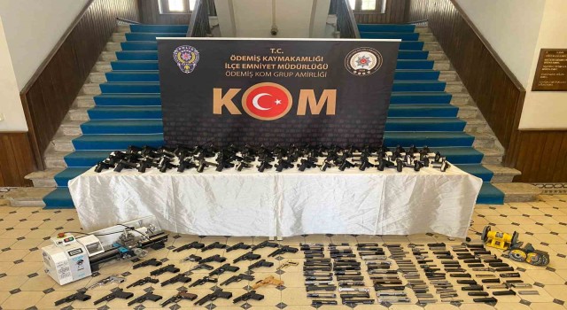 23 yaşındaki silah tacirini, İzmir polisi enseledi