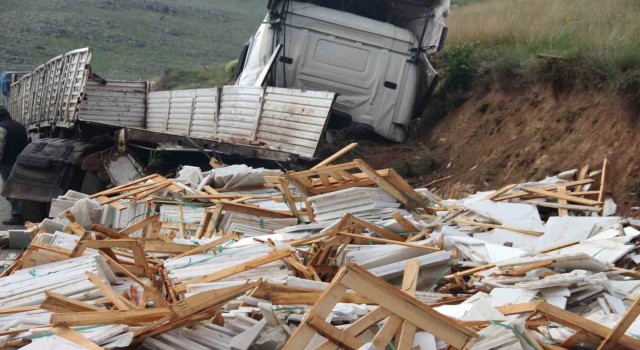250 bin TLlik mermer kazada yola savrulup kullanılamaz hale geldi