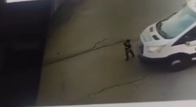 3 yaşındaki çocuk minibüsün altında kalarak ağır yaralandı
