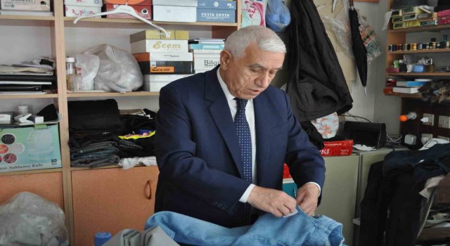 50 senedir takım elbiseyle dükkânına gidiyor