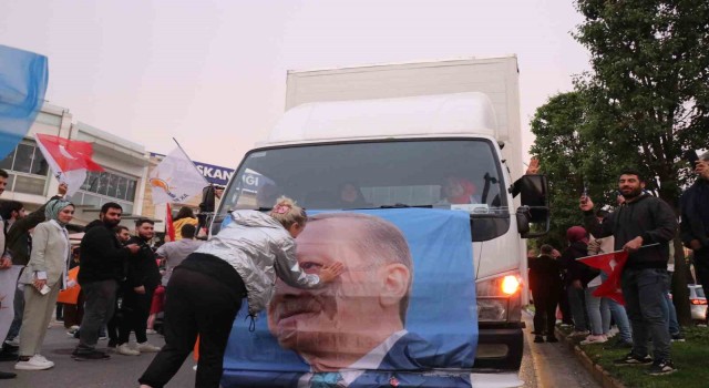 7den 70e sokağa dökülüp seçim zaferini kutlamaya başladılar