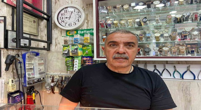8 metrekarelik dükkanında 42 yıldır saatleri tamir ediyor