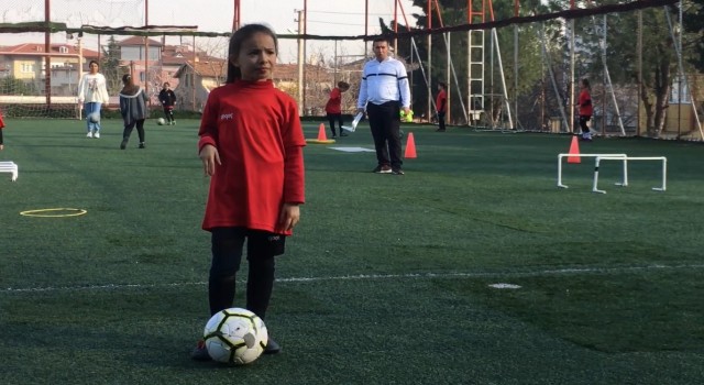 8 yaşındaki otizmli Elanın tek hayali yeşil sahada ter dökmek