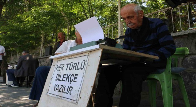 80 yaşındaki emekli astsubay 30 yıldır adliye önünde daktilo ile arzuhalcilik yapıyor