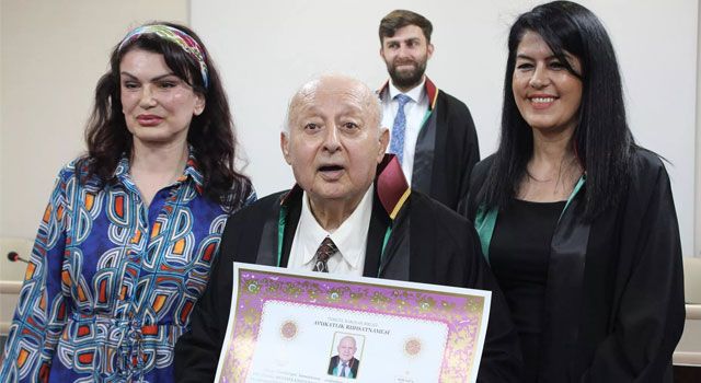 84 yaşında avukat cübbesi giydi