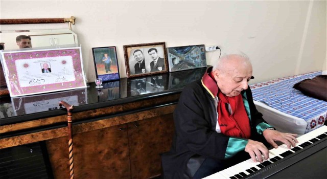 84 yaşında avukat oldu, azmin zaferini çeşitli dillerde piyano çalarak kutladı