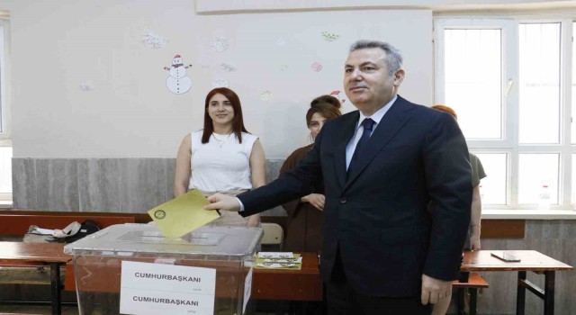 Adana Valisi Cumhurbaşkanlığı seçimi için oyunu kullandı