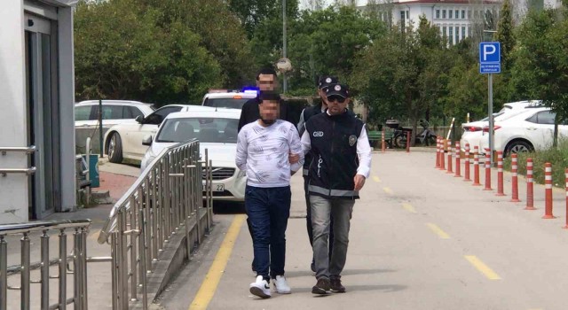 Adanada 13 kaçak göçmeni taşıyan şüpheli tutuklandı