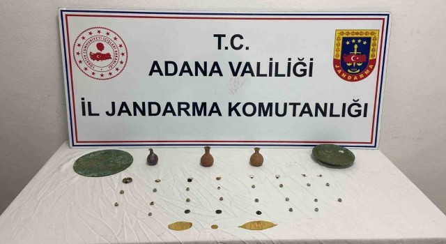 Adanada bir araçta 38 tarihi eser ele geçirildi