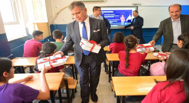 Adanada depremzede öğrencilere tablet dağıtıldı