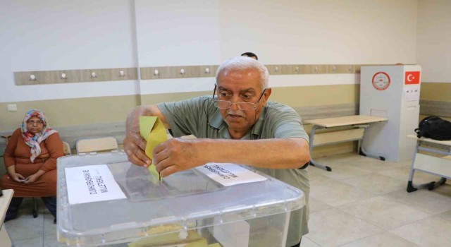 Adanada oy kullanma işlemleri başladı