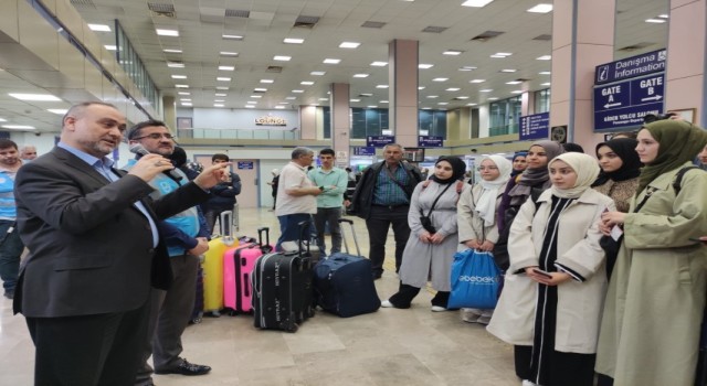 Adanada üniversite öğrencileri kutsal topraklara dualarla uğurlandı