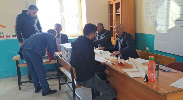 Adilcevazda oy verme işlemi başladı