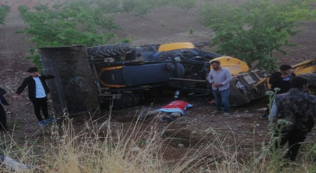 Adıyamanda iş makinesinin altında kalan köy korucusu hayatını kaybetti