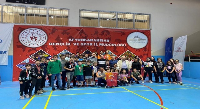 Afyonkarahisarda badminton şenliği sona erdi
