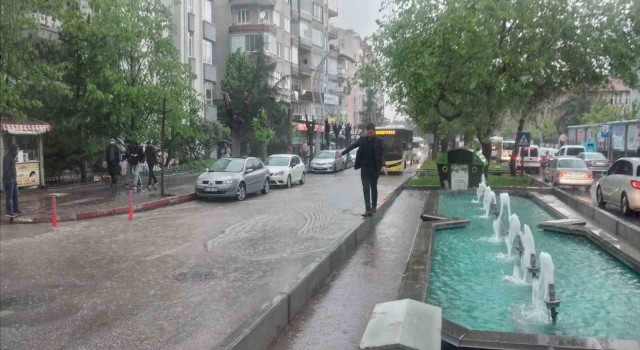 Afyonkarahisarda sağanak hayatı felç etti