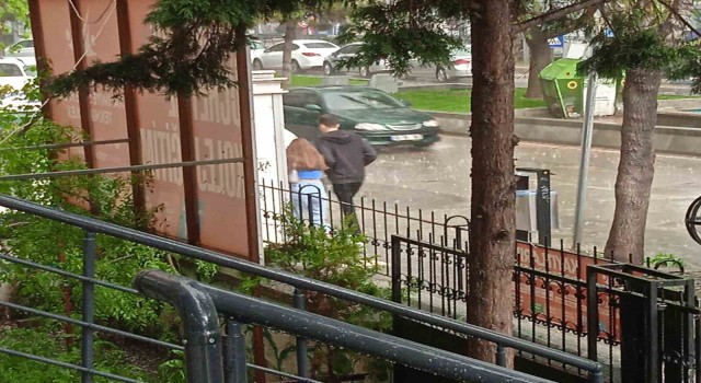 Afyonkarahisardaki ani bastıran dolu ve yağmur hayatı olumsuz etkiledi