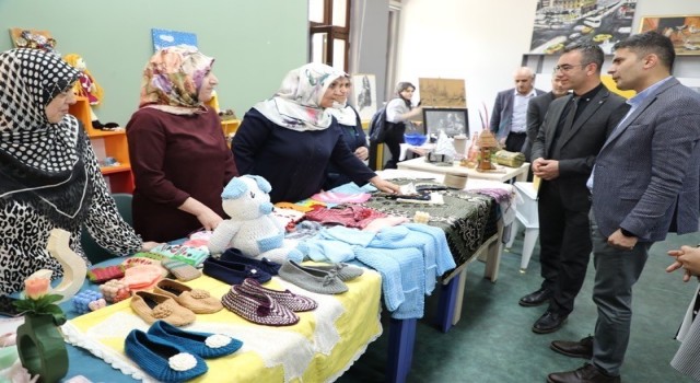 Ağrı Gençlik Merkezinde el emeği ürünler sergilendi