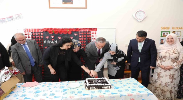 Ağrı Milli Eğitim Müdürü Kökrek, ilkokulda katıldığı etkinlikte anne velilerin Anneler Gününü kutladı