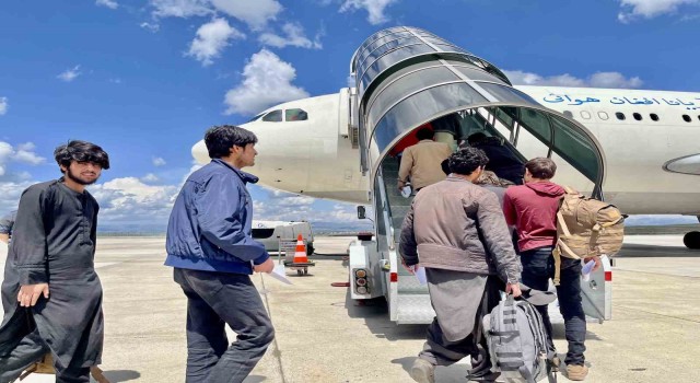 Ağrıda 227 Afgan göçmen sınır dışı edildi