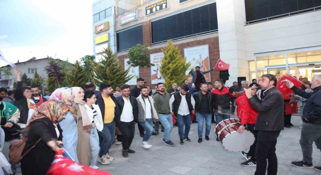 Ahlatlılar Cumhurbaşkanı Erdoğanın zaferini kutladı
